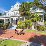 Classic King- Curry Mansion With Heated Pool!