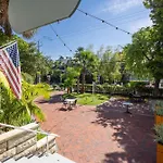 Classic King- Curry Mansion With Heated Pool!